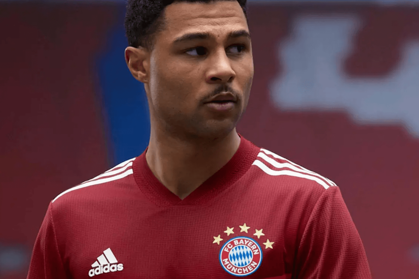 Serge Gnabry und der FC Bayern: Die Münchner laufen in der kommenden Saison mit fünf Sternen auf dem Trikot auf.