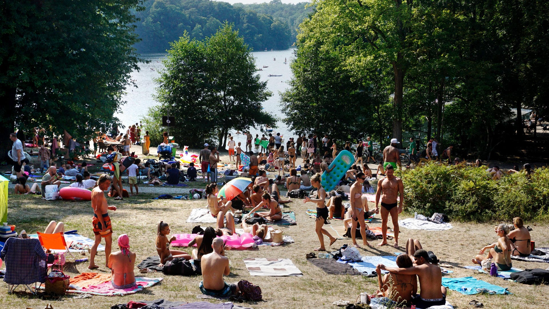 Menschen sonnen sich am Schlachtensee (Archivbild): Nach einem Badeunfall ist dort ein Mann gestorben. Menschen sonnen sich am Schlachtensee (Archivbild): Nach einem Badeunfall ist dort ein Mann gestorben.