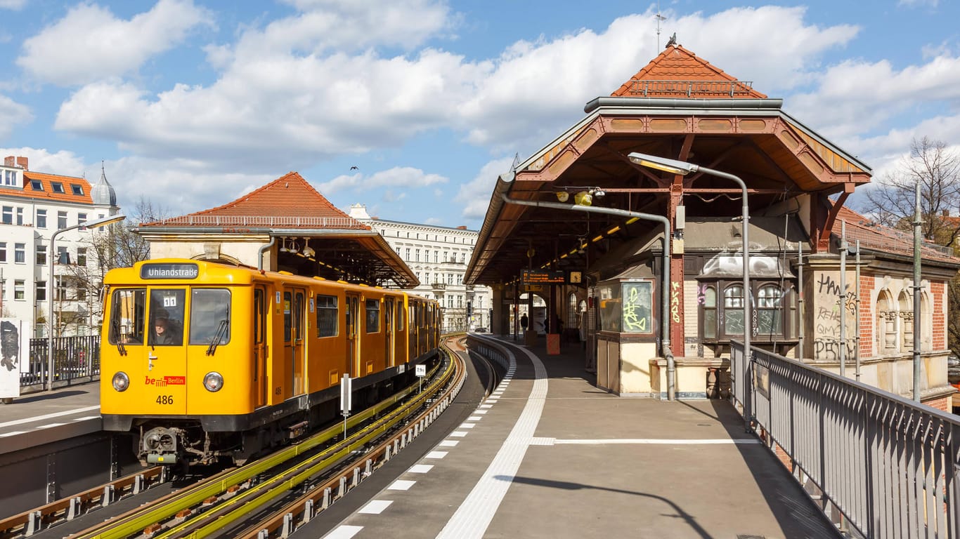 Eine U-Bahn der Linie U1 im Bahnhof Schlesisches Tor (Symbolbild): In der Nähe des Bahnhofes konnte der mutmaßliche Angreifer von der Polizei gefasst werden.