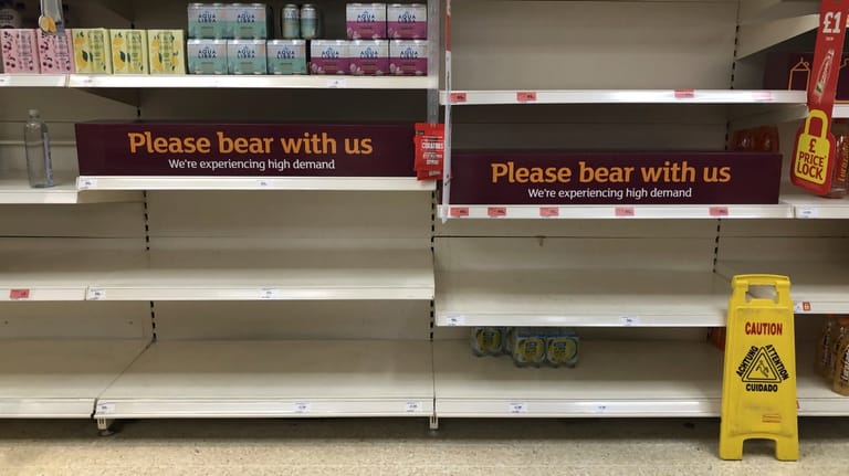 Leere Regale in einem Supermarkt in England: Weil zu viel Personal in Quarantäne ist, hat die Regierung nun die Regelungen geändert.