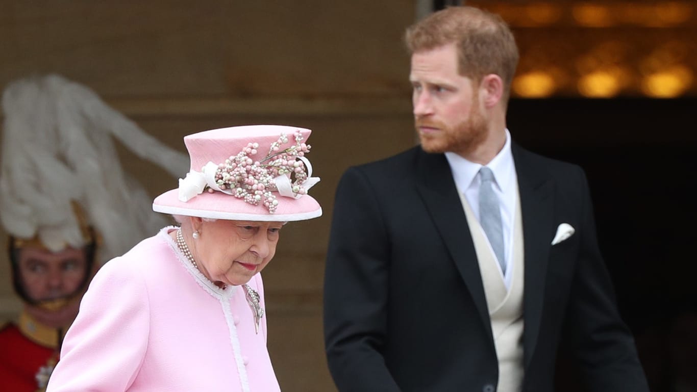 Königin Elizabeth II. und Prinz Harry: Über seine Bücher soll er seine Großmutter nicht informiert haben.