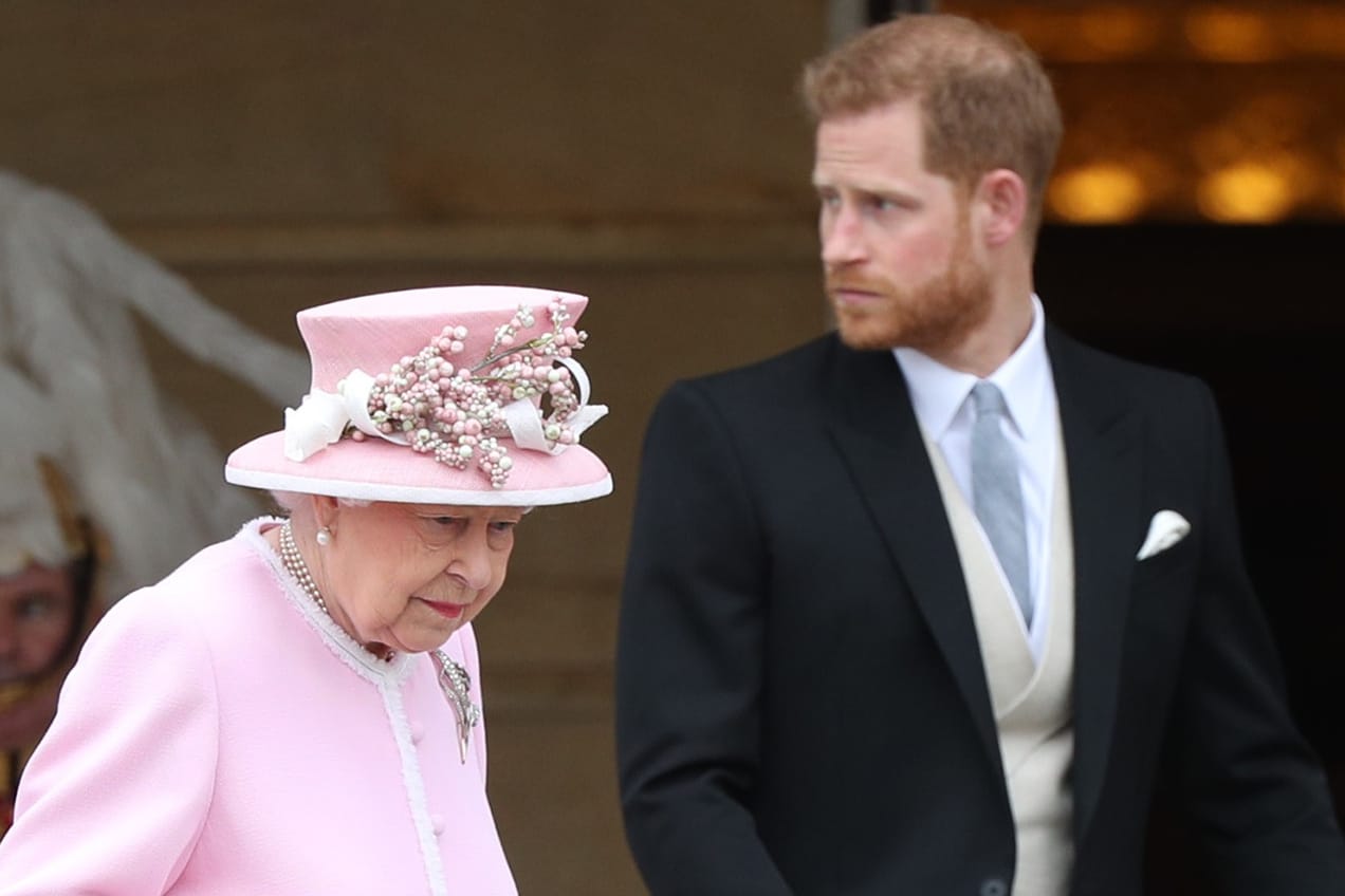 Königin Elizabeth II. und Prinz Harry: Über seine Bücher soll er seine Großmutter nicht informiert haben.