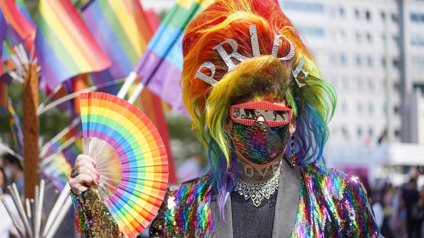 Jerome Champagne nimmt an der Parade des Christopher Street Day (CSD) in Regenbogenfarben teil: Der CSD soll an die Rechte von Lesben, Schwulen, Bisexuellen und Intersexuellen erinnern.