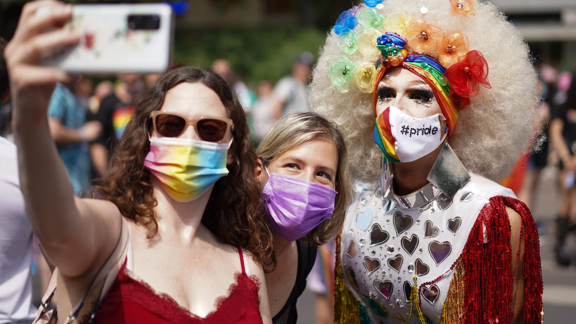 Ruda Puda (r.) lässt sich bei der Parade des Christopher Street Day (CSD) fotografieren: Das offizielle Motto des CSD lautete "Save our Community – save our Pride", eine Anspielung darauf, dass wegen der Corona-Krise viele queere Einrichtungen um ihre Existenz bangen.