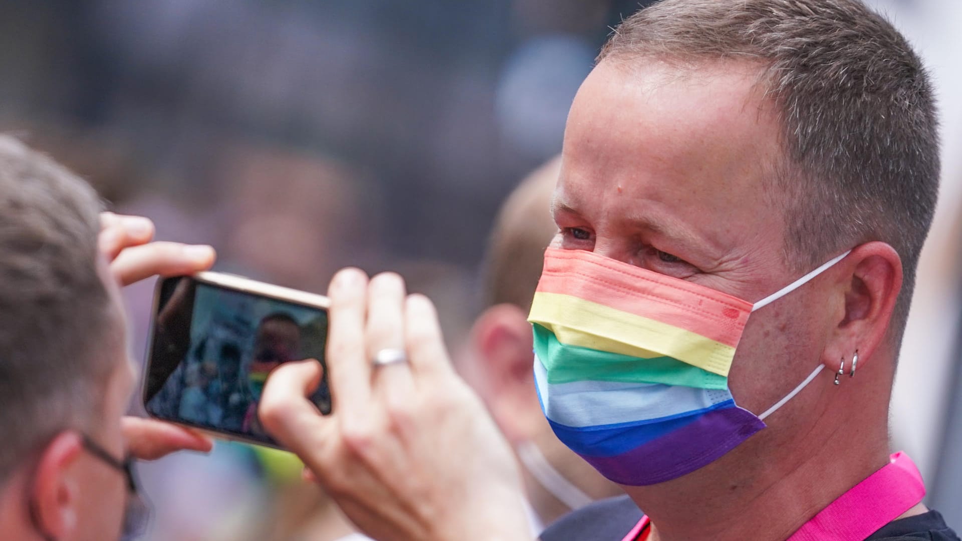 Klaus Lederer (Die Linke), Kultursenator, lässt sich bei der Parade des Christopher Street Day (CSD) aus der Nähe fotografieren: Er hatte den Protestzug mit einer Ansprache eröffnet.