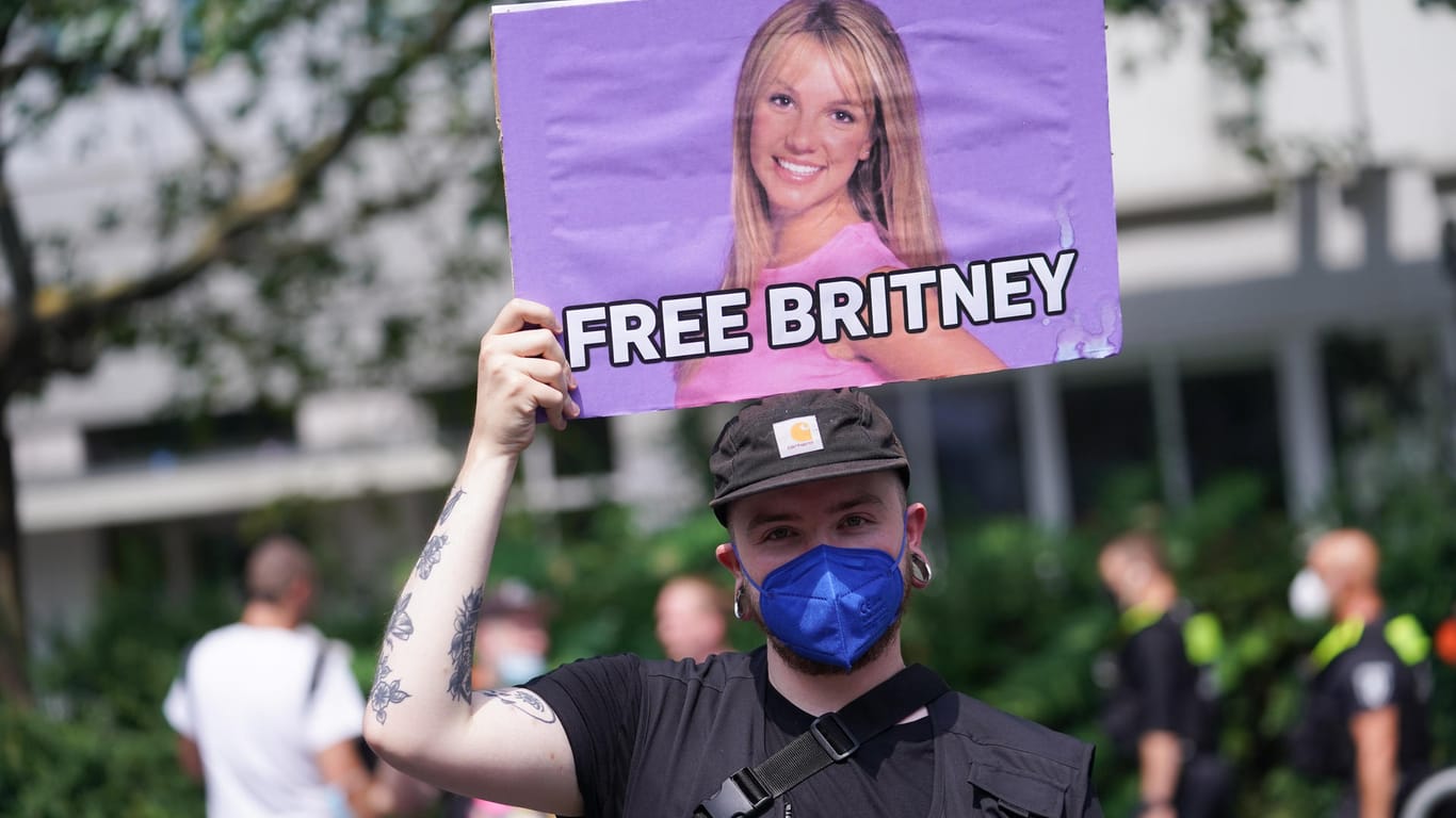 Ein Transparent mit der Aufschrift "Free Britney" ist bei der Parade des Christopher Street Day zu sehen: Zehntausende Menschen demonstrierten für die Rechte der LGBT-Community.