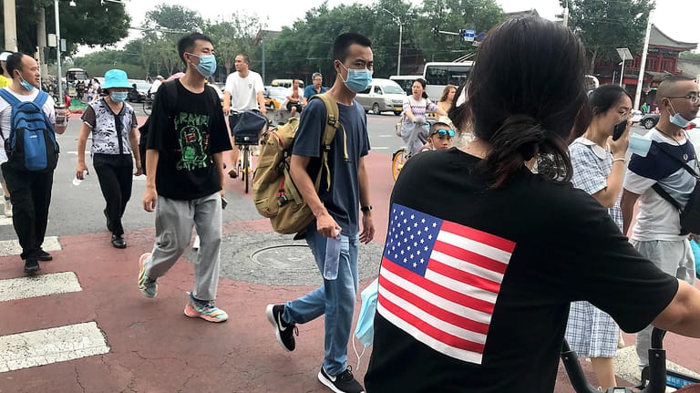 Ein Frau mit einem USA-Shirt in Peking: Die USA haben China längst als ihren Hauptkonkurrenten ausgemacht.