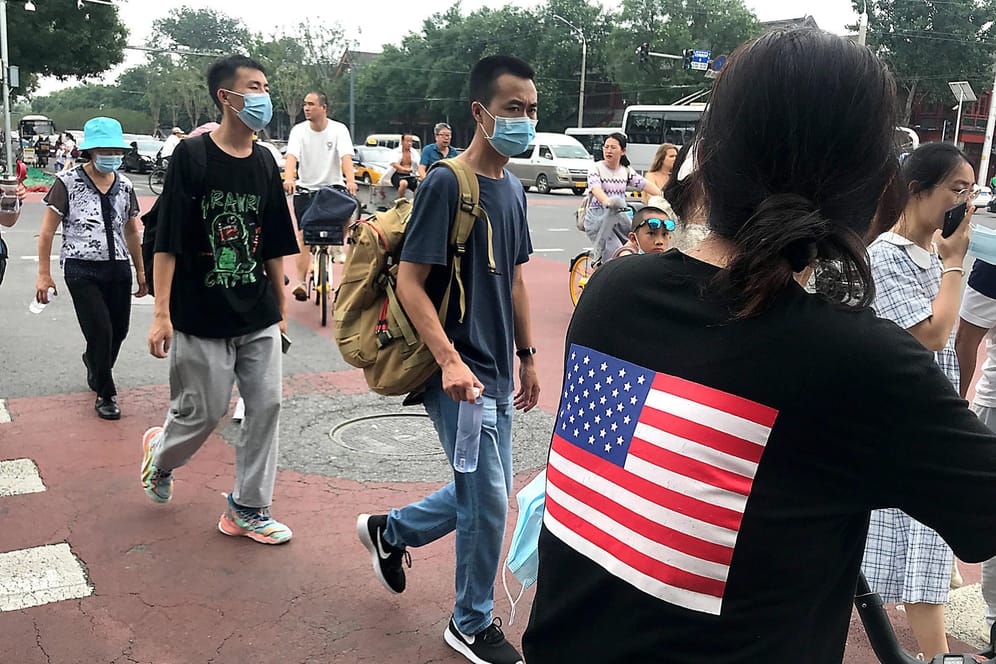 Ein Frau mit einem USA-Shirt in Peking: Die USA haben China längst als ihren Hauptkonkurrenten ausgemacht.