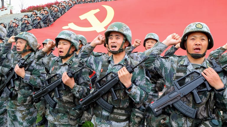 Chinesische Soldaten: Während die USA ihren Militärhaushalt reduziert, rüstet China auf.