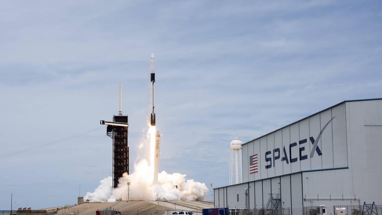 Eine SpaceX-Rakete liefert Versorgungsgüter an die internationale Raumstation ISS: Das Unternehmen von Elon Musk ist in der Weltraumforschung mittlerweile eine feste Größe. (Archivfoto)