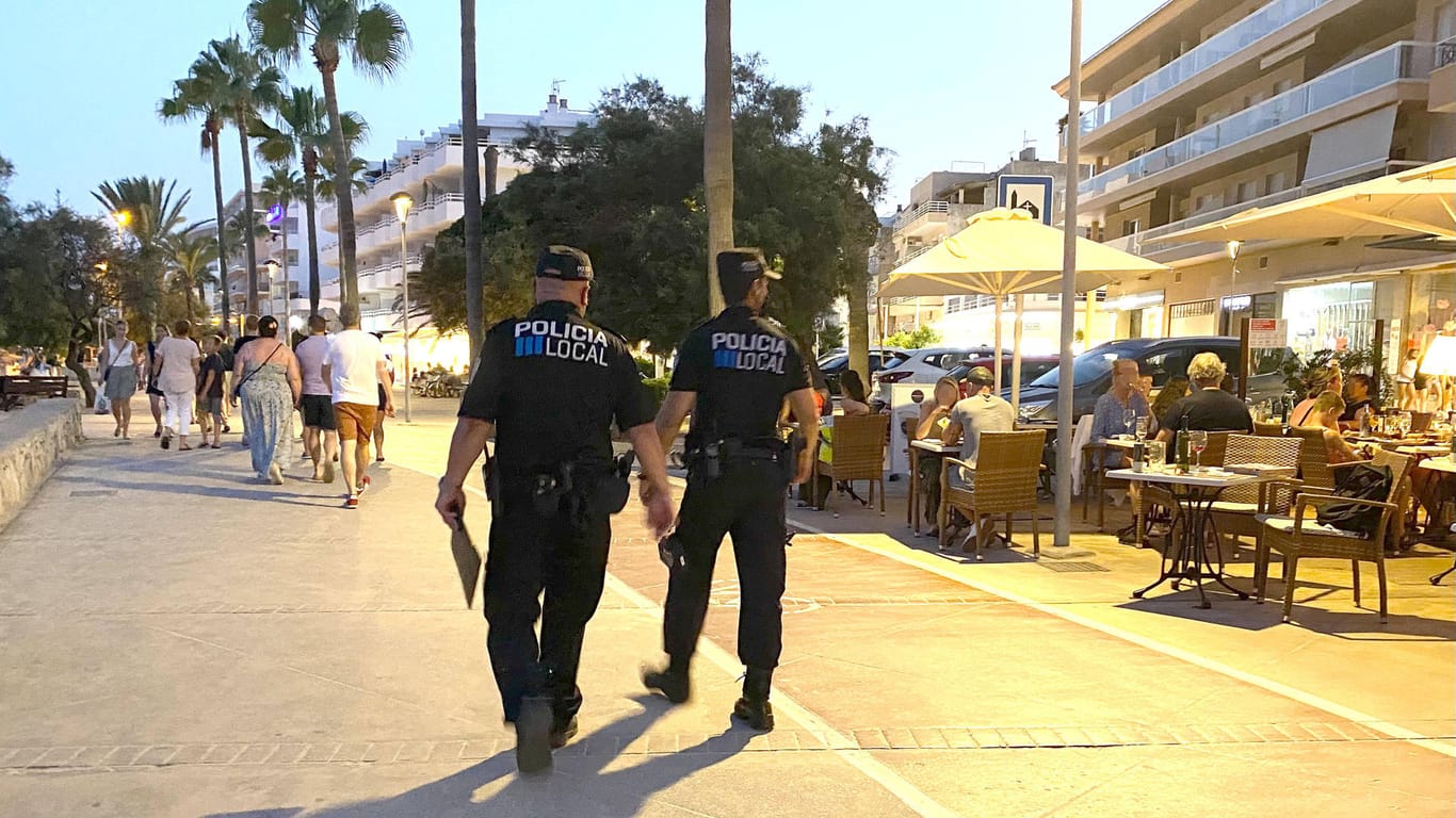 Patrouille an der Uferpromenade von Cala Millor: Mallorca wird Hochinzidenzgebiet.