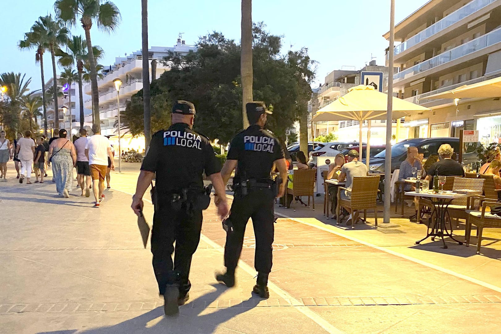 Patrouille an der Uferpromenade von Cala Millor: Mallorca wird Hochinzidenzgebiet.