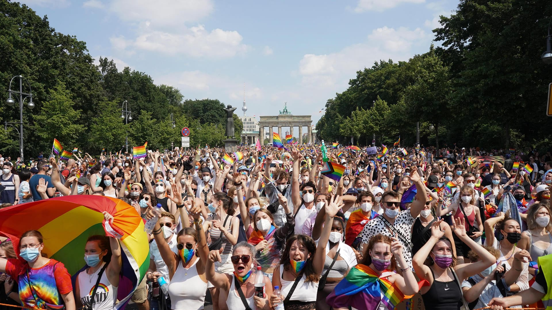 Tausende Menschen nehmen an der Parade des Christopher Street Day (CSD) teil: An dem Protestzug beteiligten sich deutlich mehr Menschen als zunächst erwartet.