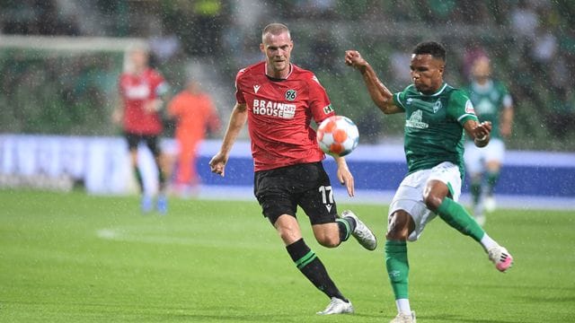 Werders Felix Agu (r) kommt vor Hannovers Marvin Ducksch an den Ball. Werders Felix Agu (r) kommt vor Hannovers Marvin Ducksch an den Ball.