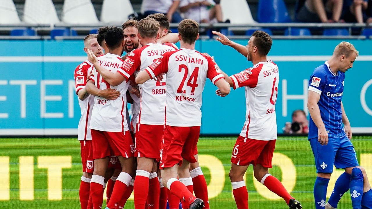 Jahn Regensburg setzte sich souverän in Darmstadt durch. Jahn Regensburg setzte sich souverän in Darmstadt durch.
