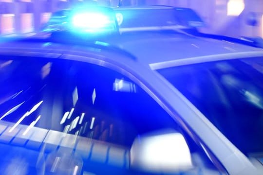 Ein Streifenwagen der Polizei steht mit eingeschaltetem Blaulicht auf der Straße (Symbolbild): Die Erfurter Polizei sucht nach einem Unbekannten, der einen 49-Jährigen gebissen haben soll.