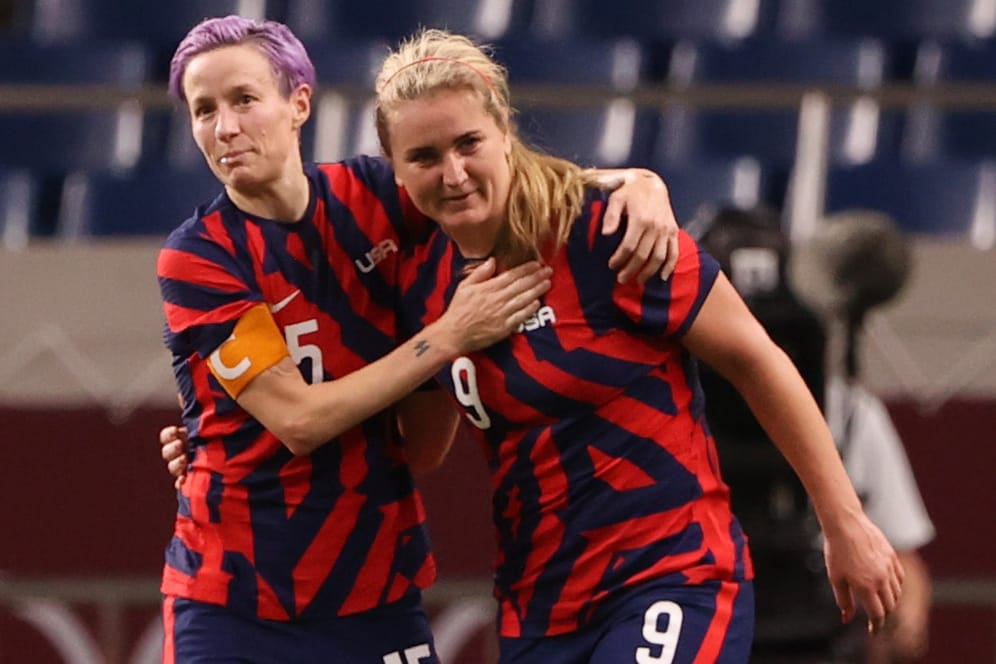Klarer US-Sieg: Lindsey Horan (r.) jubelt mit Kapitänin Megan Rapinoe.