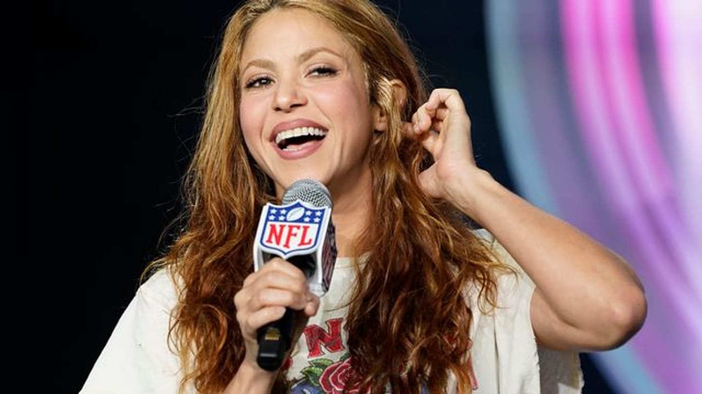 Shakira, Sängerin aus Kolumbien, spricht auf einer Pressekonferenz.