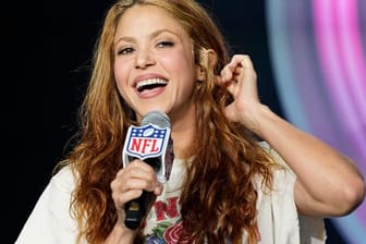 Shakira, Sängerin aus Kolumbien, spricht auf einer Pressekonferenz.