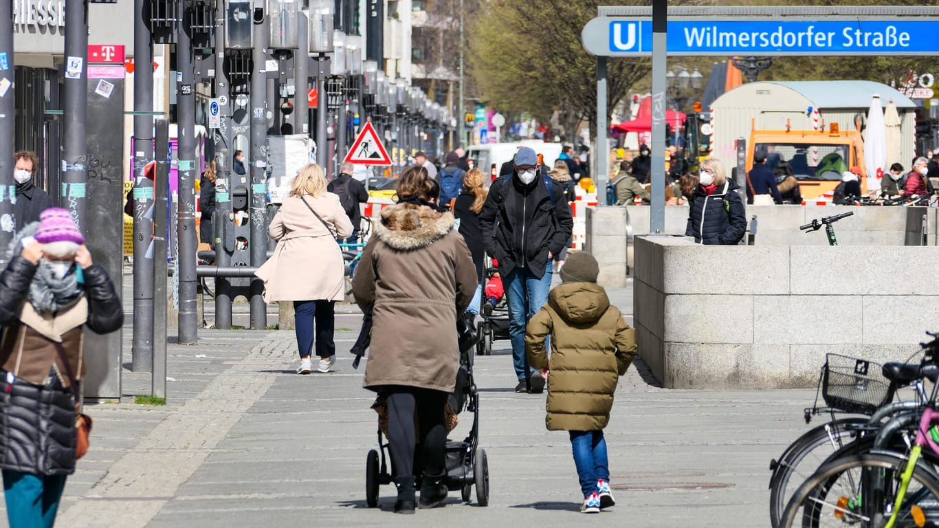Menschen gehen in der Nähe der U-Bahn-Station Wilmersdorfer Straße (Symbolbild): Hier soll ein Mann eine 66-Jährige absichtlich angefahren haben.