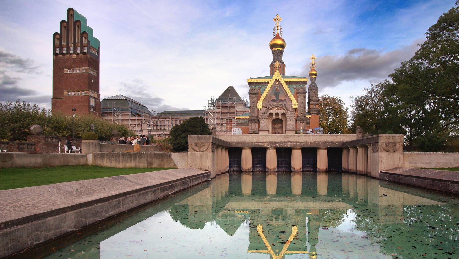 Mathildenhöhe in Darmstadt: Hier liegt unter anderem die russisch orthodoxe Kirche zur heiligen Maria mit dem Hochzeitsturm.