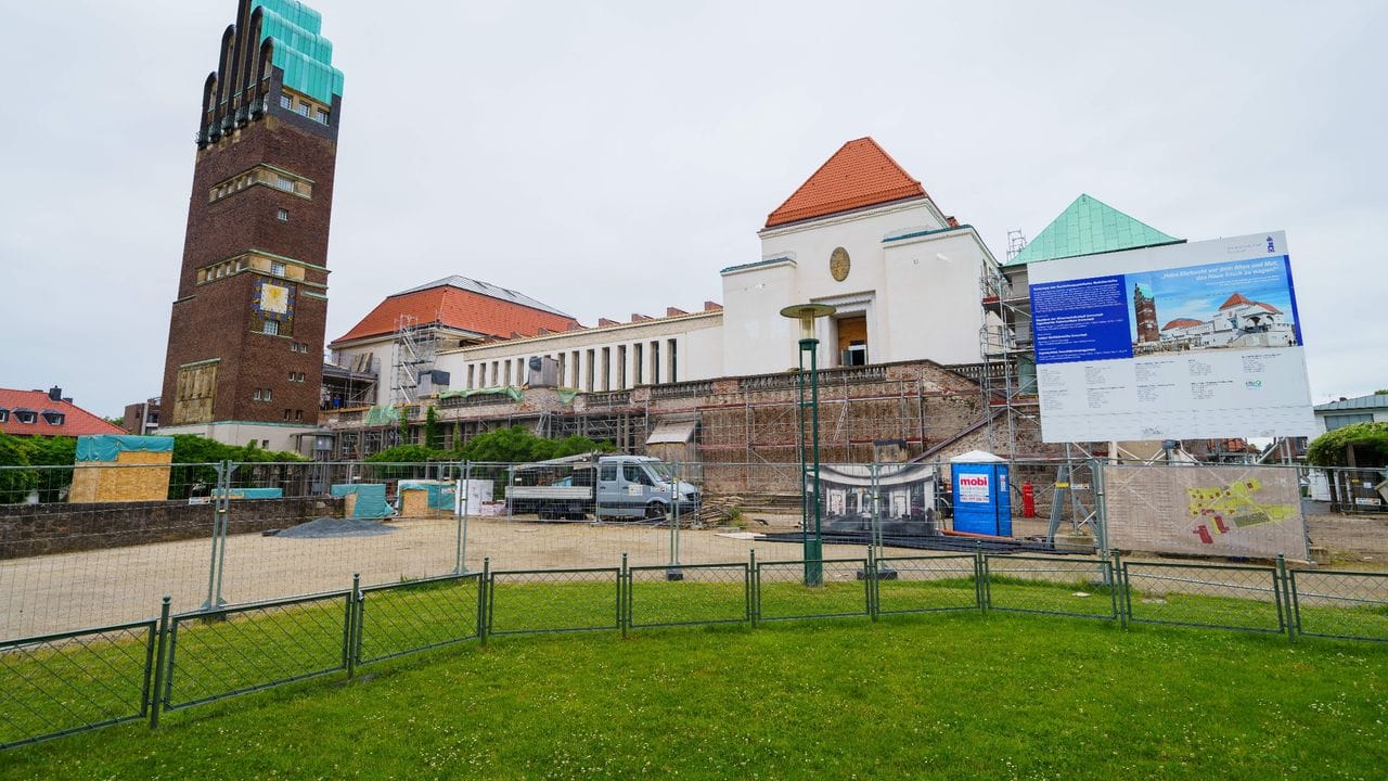 Ein Bauzaun steht vor dem Ausstellungsgebäude Mathildenhöhe.