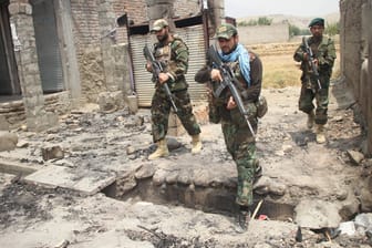 Afghanische Regierungstruppen bei einem Einsatz gegen die Taliban: Aus Sicherheitsgründen hat die Regierung des Landes eine nächtliche Ausgangssperre verhängt.