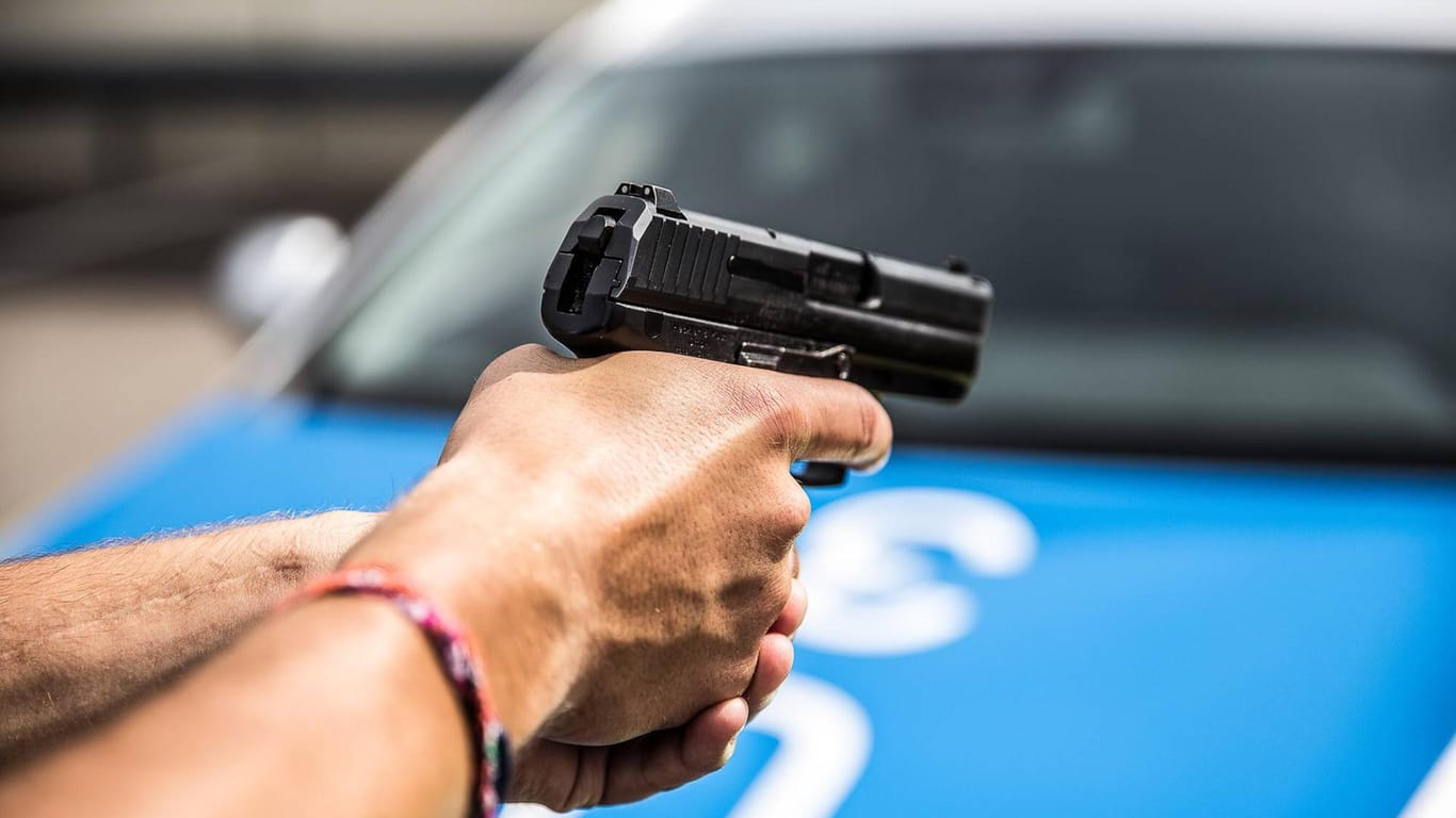 Ein Polizist hält eine Pistole in der Hand (Symbolbild): In Frankfurt hat die Polizei auf einen Mann geschossen.