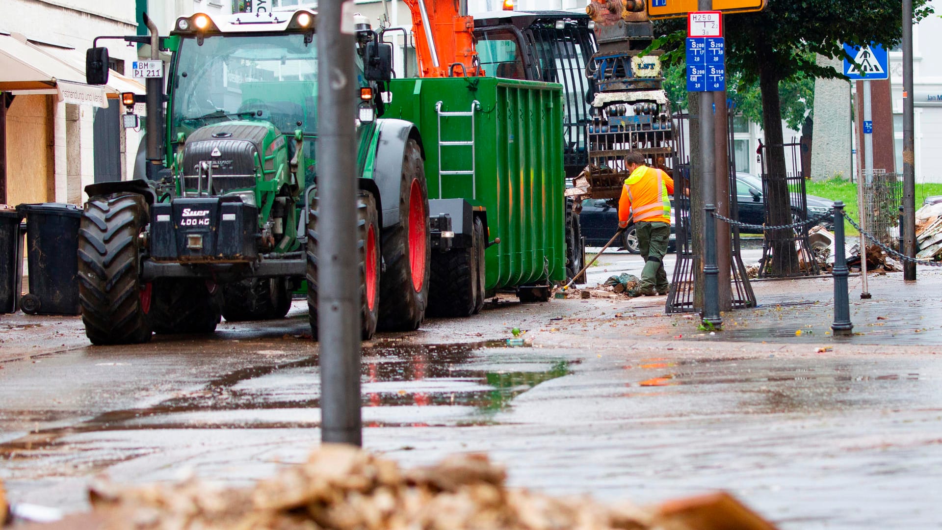 Regen am Samstagnachmittag in Euskirchen: Die Aufräumarbeiten werden trotz erneuten Schauern fortgesetzt.