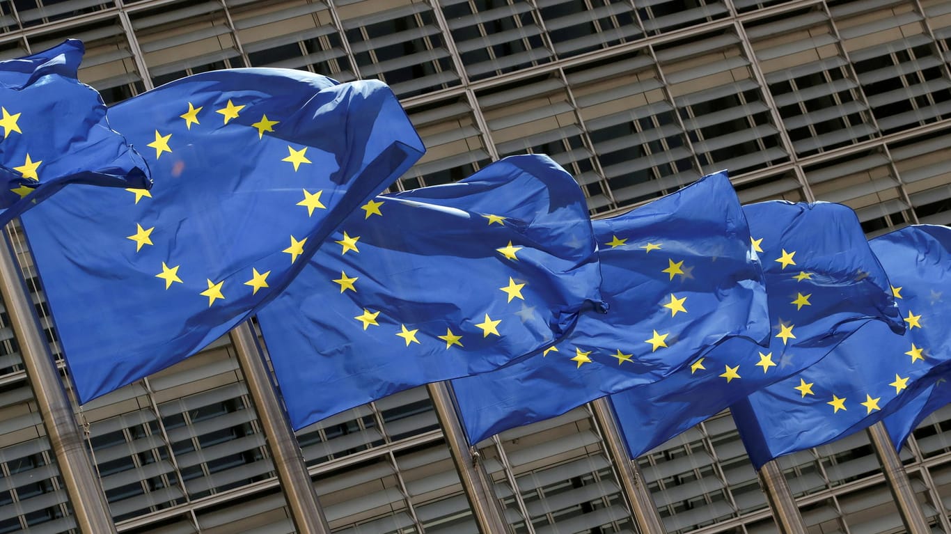 Die Flaggen der Europäischen Union in Brüssel: Weil noch immer EU-Gelder nach Großbritannien fließen, ist die Fahne auch dort an einigen Orten weiter präsent. (Archivfoto)