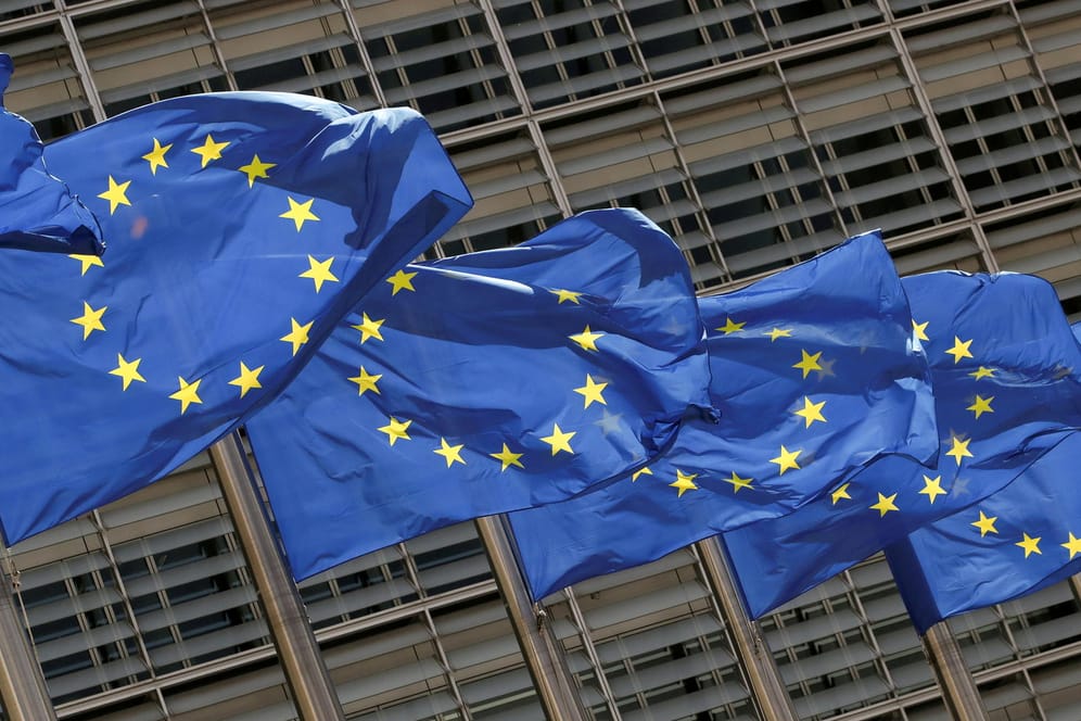 Die Flaggen der Europäischen Union in Brüssel: Weil noch immer EU-Gelder nach Großbritannien fließen, ist die Fahne auch dort an einigen Orten weiter präsent. (Archivfoto)