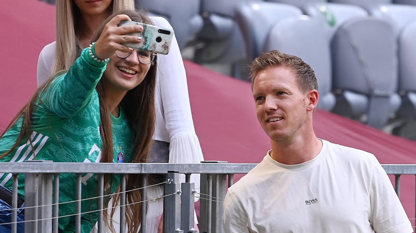 Julian Nagelsmann: Der Bayern-Trainer machte vor der Partie gegen Ajax Amsterdam gutgelaunt Fotos mit den Fans.