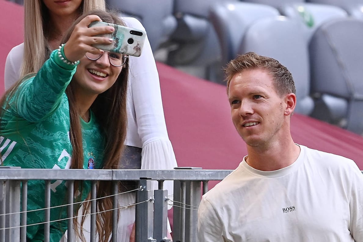 Julian Nagelsmann: Der Bayern-Trainer machte vor der Partie gegen Ajax Amsterdam gutgelaunt Fotos mit den Fans.