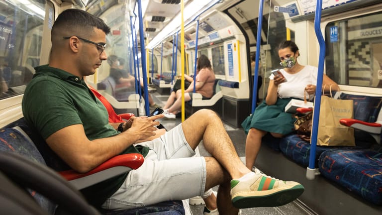 London: Reisender ohne Maske im öffentlichen Nahverkehr.