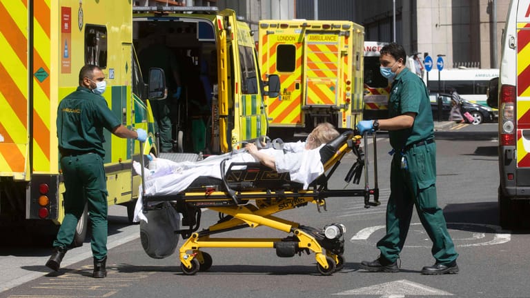 Krankentransport in London: Die Krankenhäuser stehen unter Druck.