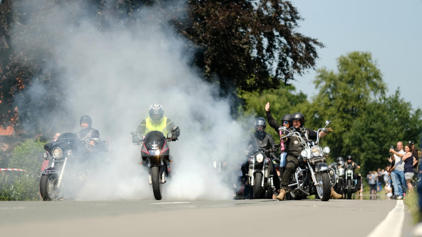 Biker-Rallye für Kilian: Die Motorradfahrer ließen für den guten Zweck die Reifen quietschen.