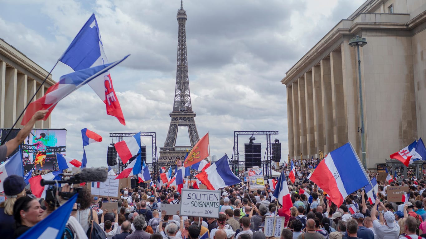 In Frankreich demonstrierten mehr als 150.000 Menschen gegen Corona-Maßnahmen, wie hier am Trocadero Platz in Paris.