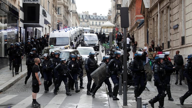 Polizisten schreiten bei Protesten in Paris am Samstag ein. Mehr als 150.000 Menschen nahmen an Demonstrationen teil.