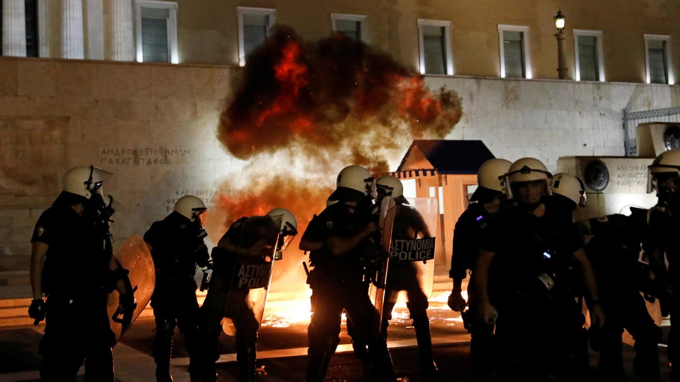 In Athen wurden Benzinbomben gegen Polizisten geworfen.