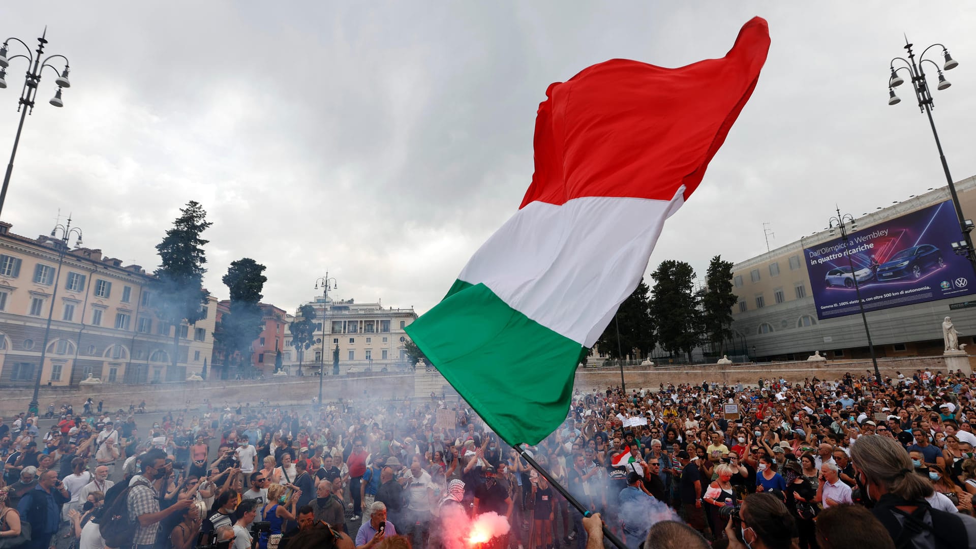 In Italien protestieren Bürger in Rom gegen den Grünen Pass, der unter anderem Impfdaten enthält.