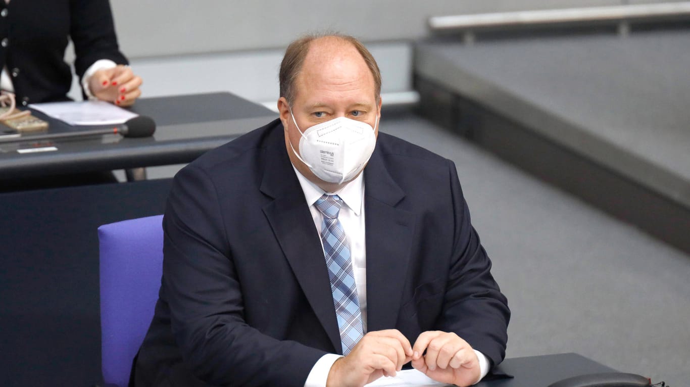 Kanzleramtsminister Helge Braun bei einer Sitzung des Bundestages (Archivbild). Der CDU-Politiker kündigt Einschränkungen für Nicht-Geimpfte an.