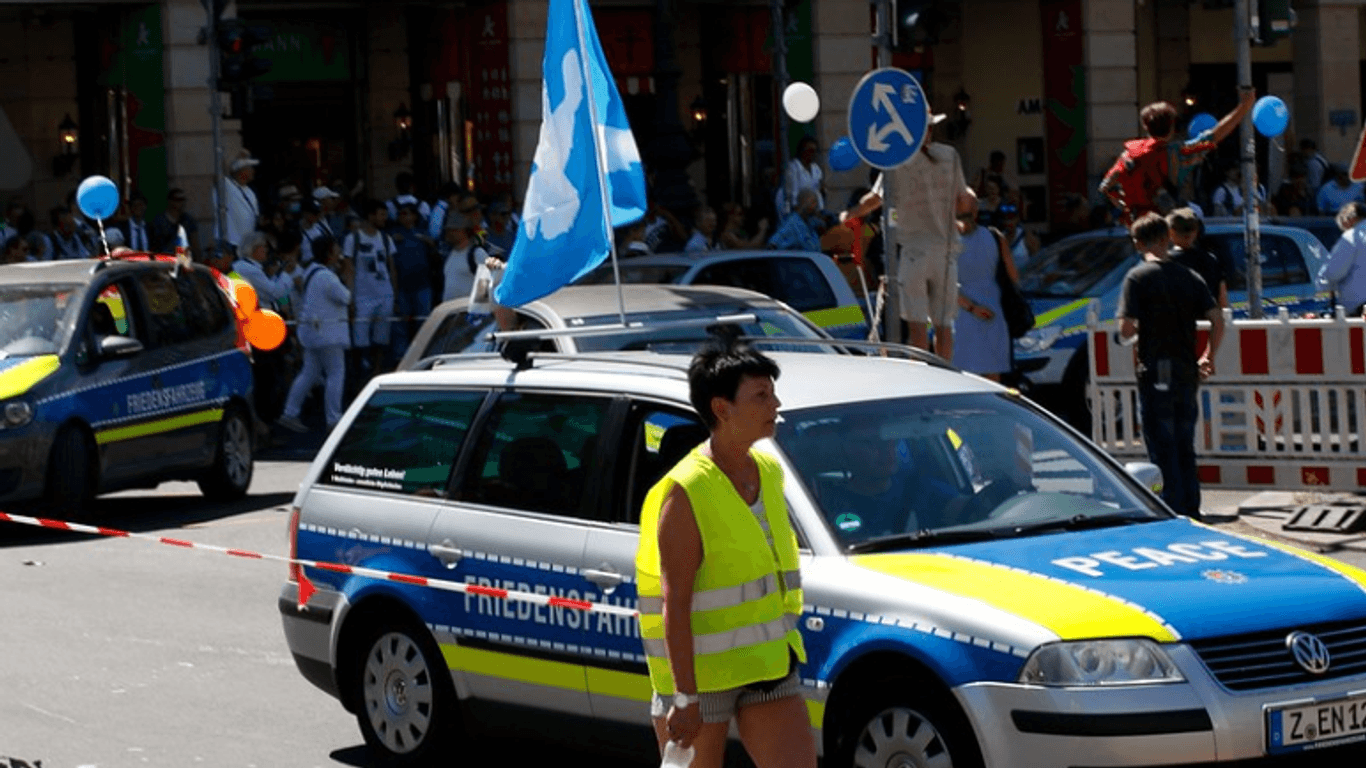 "Friedensfahrzeuge": Bei der ersten großen "Querdenken"-Demo in Berlin am 1. August 2020 fuhren einige der Autos in einem Korso.