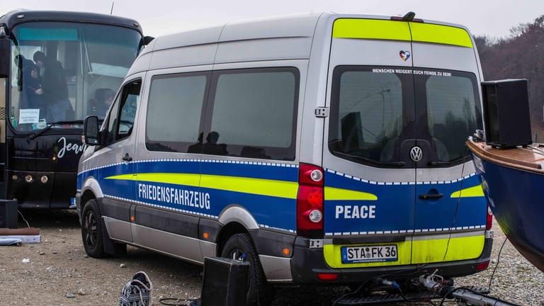 Im "Einsatz": Das "Friedensfahrzeug", das in Bad Neuenahr-Ahrweiler Ärger ausgelöst hat, am Rande einer Kundgebung in München im Dezember. Auf dem Foto ist noch ein "Friedensboot" angehängt. Der kleine Schriftzug auf der Heckscheibe lautet: "Menschen weigert euch Feinde zu sein". Darüber klebt ein Aufkleber für Friedensfahrten nach Russland.