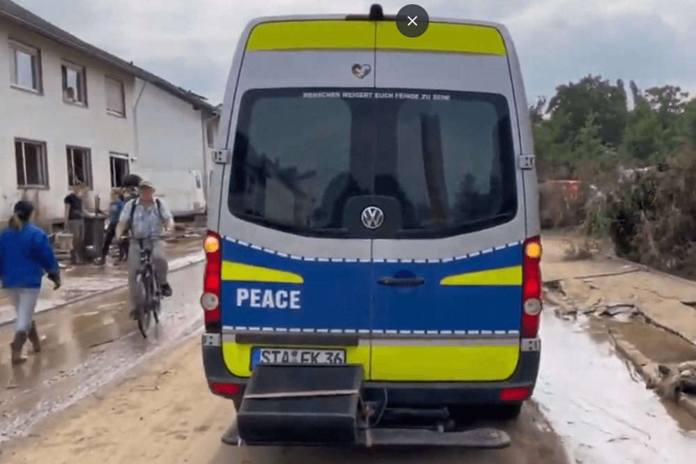 Im Krisengebiet: Das "Friedensfahrzeug" in polizeiähnlicher Optik fuhr mit Lautsprecherdurchsagen durch die Straßen Bad Neuenahr-Ahrweilers. Nach den Vorstellungen der SPD-Innenexpertin Ute Vogt sollen die Regeln für derartige Fahrzeuge verschärft werden.
