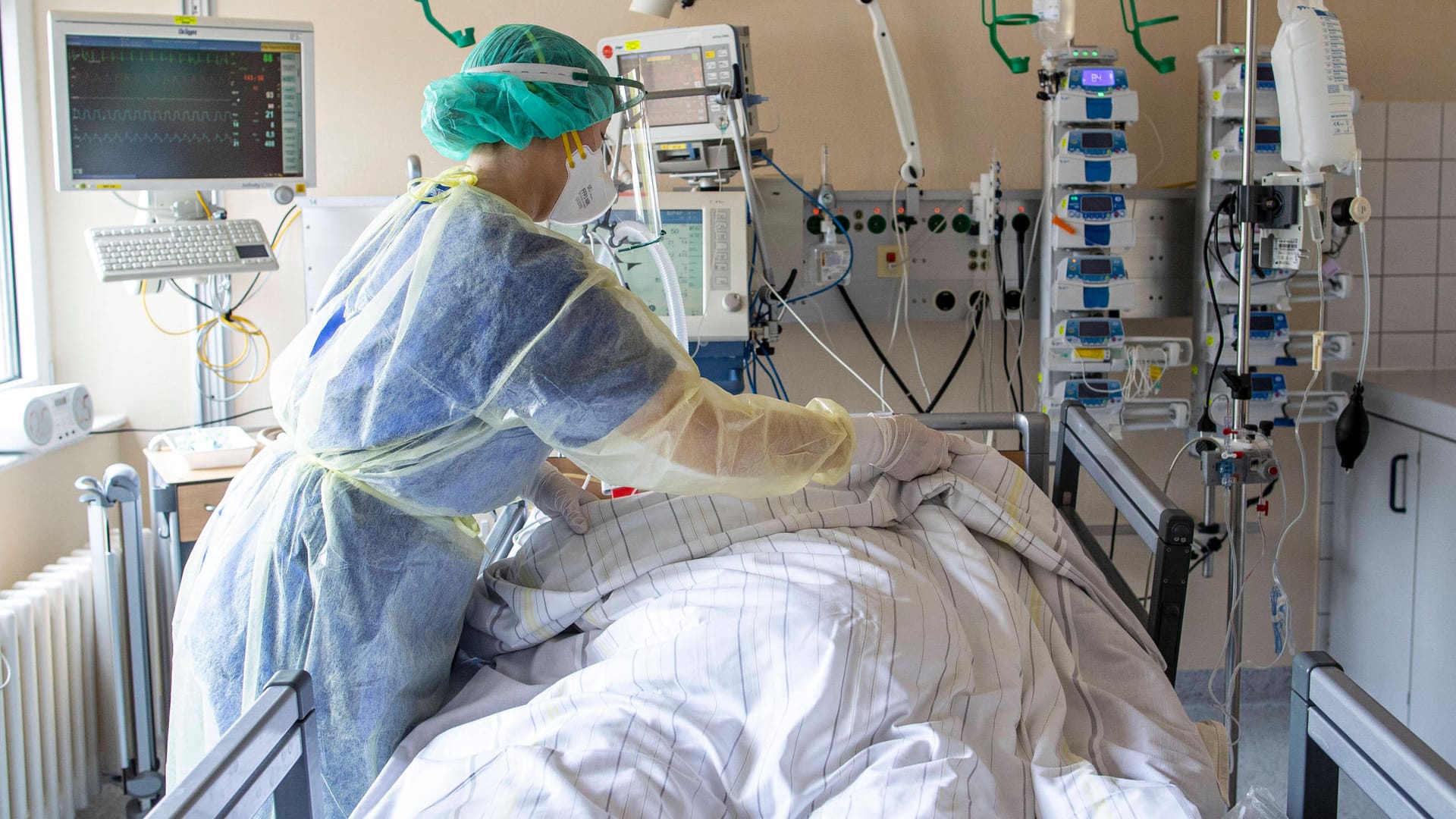 Eine Pflegerin am Bett eines Corona-Patienten (Archivbild). In einigen Landkreisen ist der Inzidenz-Wert sprunghaft gestiegen