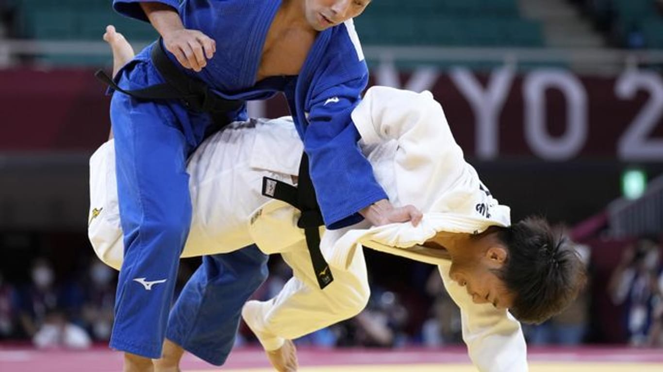 Judoka Naohisa Takato (l) gewann in Tokio die erste Goldmedaille für Japan.