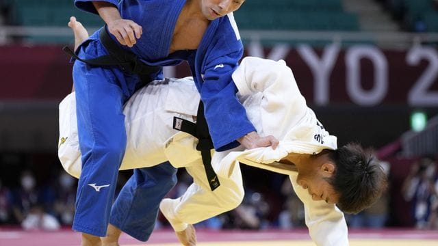Judoka Naohisa Takato (l) gewann in Tokio die erste Goldmedaille für Japan. Judoka Naohisa Takato (l) gewann in Tokio die erste Goldmedaille für Japan.
