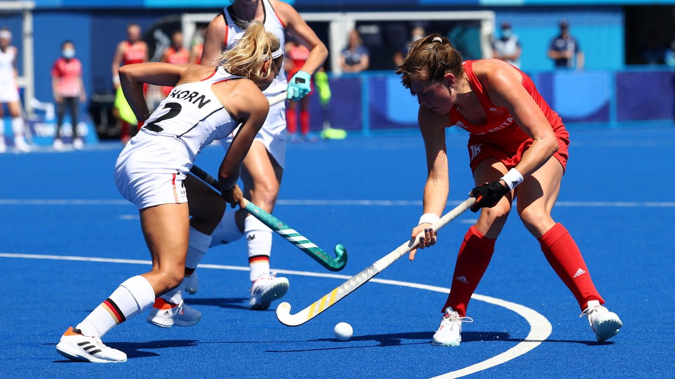 Im ersten Spiel des olympischen Turniers schlugen die deutschen Hockey-Frauen das britische Team klar.