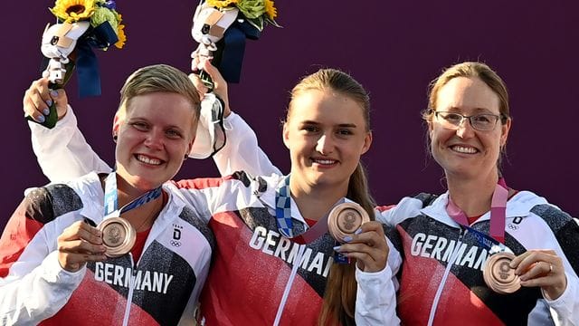 Die deutschen Bogenschützinnen Michelle Kroppen, Charline Schwarz und Lisa Unruh (l-r) gewannen die Bronzemedaille. Die deutschen Bogenschützinnen Michelle Kroppen, Charline Schwarz und Lisa Unruh (l-r) gewannen die Bronzemedaille.