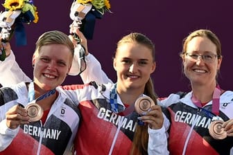 Die deutschen Bogenschützinnen Michelle Kroppen, Charline Schwarz und Lisa Unruh (l-r) gewannen die Bronzemedaille.
